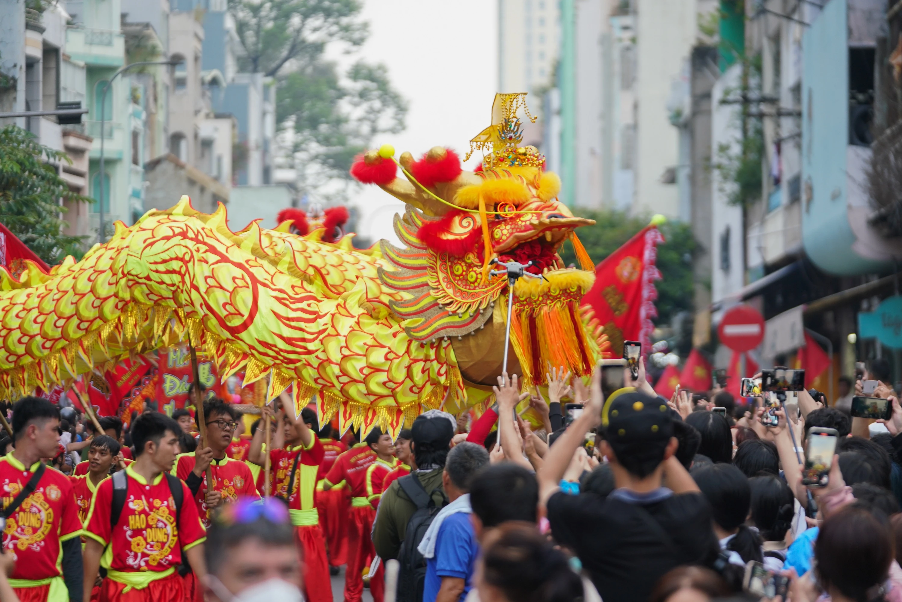 Người dân nô nức tham gia lễ hội Tết Nguyên tiêu